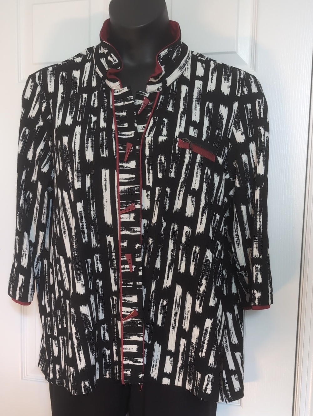 Ali Miles Black and White Brushstroke Top with Wine Trim